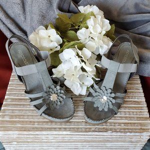 Distinctive Aerosoles Light Blue Suede Cottontail